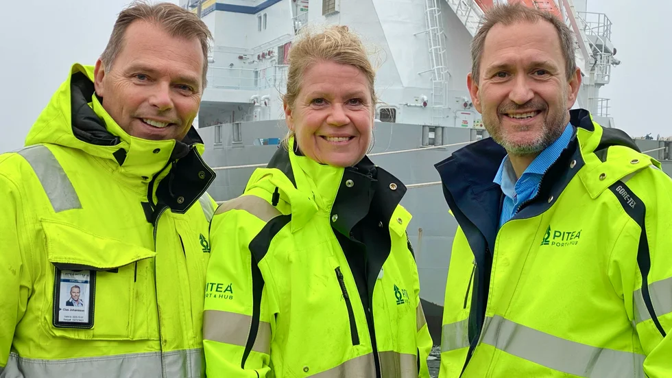 Clas Johansson, Ulrika Nilsson och Lars Wikström på Piteå hamn är positiva till de nya fartygen. "Hybridfartygen är en strålande idé", säger Lars Wikström (till höger).
