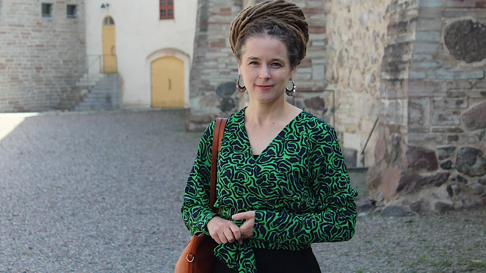 Amanda Lind (MP) är kultur- och demokratiminister och minister med ansvar för idrottsfrågor. Hon påpekar att regeringen avsatt särskilda, öronmärkta, medel att använda till återstart av idrott runt om i landet. Fokus ska särskilt ligga på barn och unga.