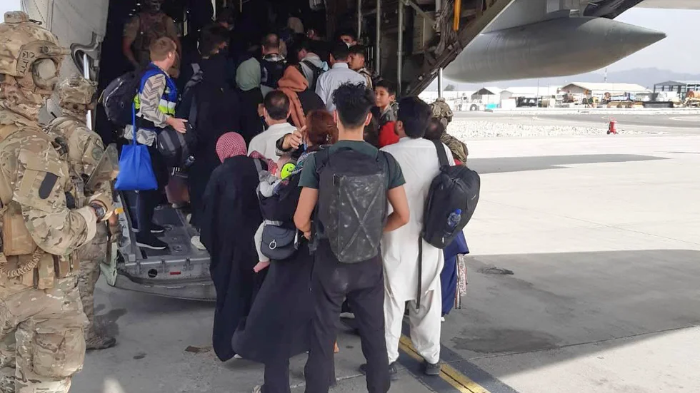 Ombordstigning på ett Hercules-plan från svenska försvaret som deltar i evakueringen på Kabuls flygplats.