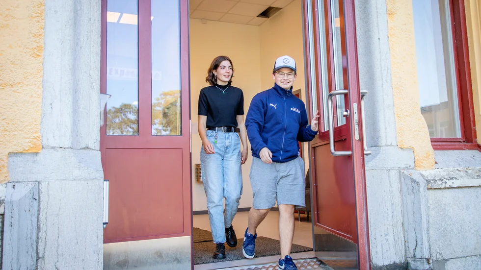 Niondeklassarna Sofia De Maecker och Theo Frånlund har längtat tillbaka till skolan. När smittspridningen var som värst fick de varken gå till skolan eller till sina träningar, något de inte mådde bra av. "Det var ensamt och tråkigt", säger Sofia.