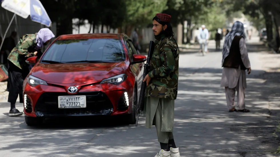 En taliban vid en vägspärr i Kabul. Storbritannien kommer vid det virtuella G7-toppmötet på tisdag att uppmana USA, Japan, Tyskland, Italien, Frankrike och Kanada att överväga sanktioner mot talibanerna.
