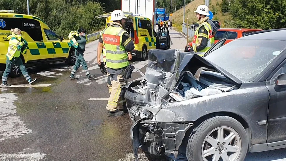 Personbilen fick omfattande skador vid den kraftiga kollisionen med en lastbil.