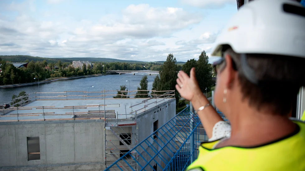Harriet Classon, ordförande i det kommunala fastighetsbolaget Skebo i Skellefteå, blickar ut över Skellefteälven. Arkivbild.