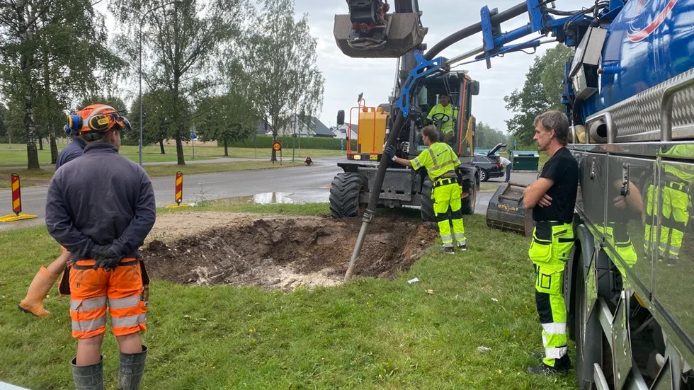 Personal arbetade hårt för att laga läckan.