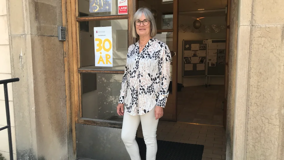 Harrieth Ekroth utanför Fontänhusets nya lokaler på Brunnsgatan 5A.