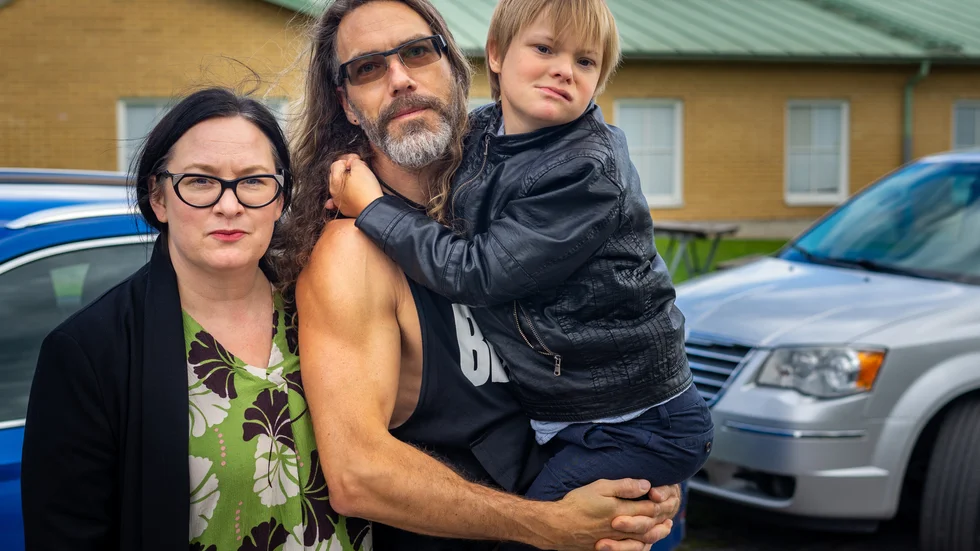 Efter regionens beslut måste familjen Iggsten-Gildenlöw själva lösa transport till och från skolan åt sonen Morris, trots att han har rätt till skolskjuts enligt lag. Skolan som sonen placerats i ligger drygt två mil från hemmet.