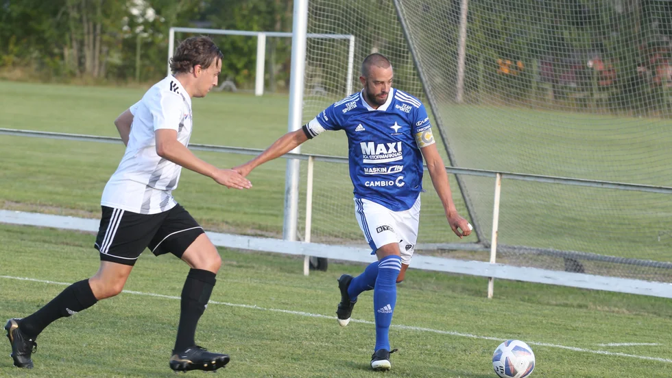 IFK Motala har en match kvar och Motala AIF åtta, plus cupmatcher. En sak är klar, Alexander Magnusson-Glaad kommer inte att dubblera mer efter den här säsongen.