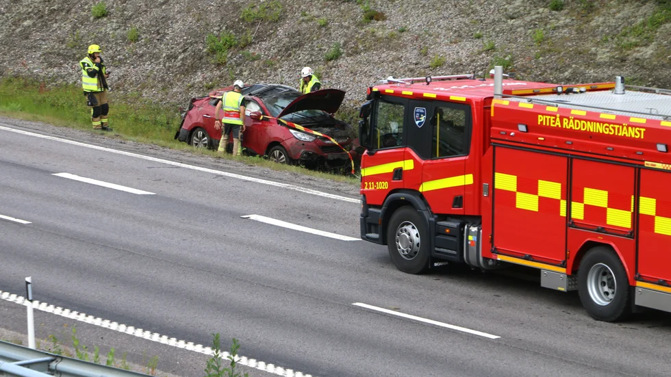 En personbil voltade på E 4 i höjd med Boviken. Fyra personer färdades i bilen. 