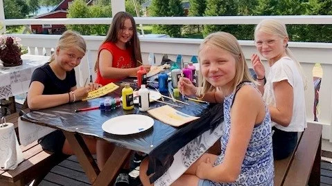 Tillverkning av skyltar var en del av lägerprogrammet. Här ses fyra av lägrets 50 deltagare.