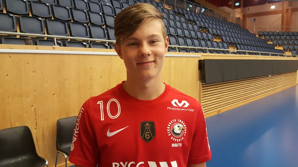 Emil Mattsson född 2005 slängdes in i hetluften när han debuterade i Storvretas a-lag i derbyt mot Hagunda.