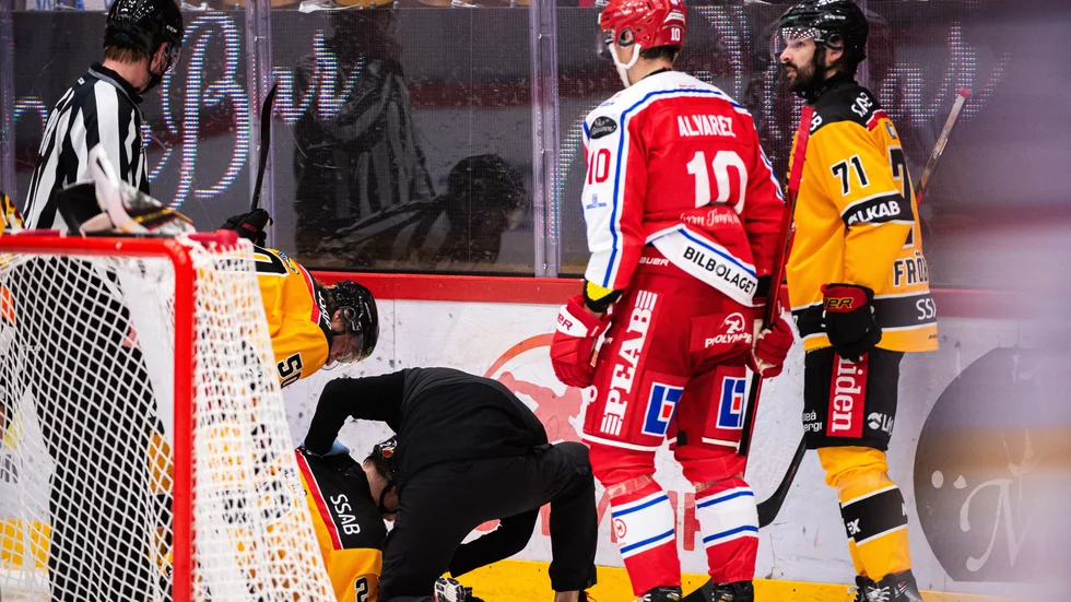 Robin Alvarez tittar till Fredrik Styrman efter tacklingen. Alvarez tilldelades ett matchstraff efter situationen.