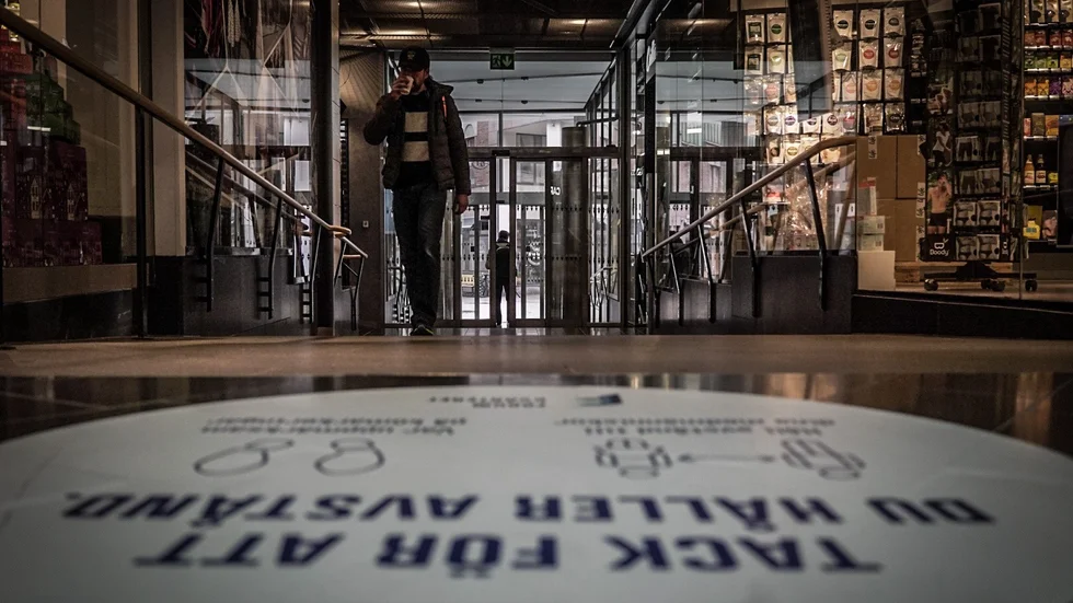 Flera butiker i Uppsala centrum väljer att ha kvar klisterlappar och plexiglas.