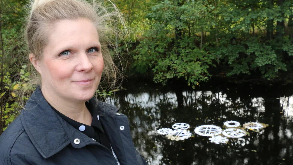 Strand på strand... Konstnären Johanna Strand från Kalmar på Virserumsåns strand, där hennes senaste verk nu kommer att visas.