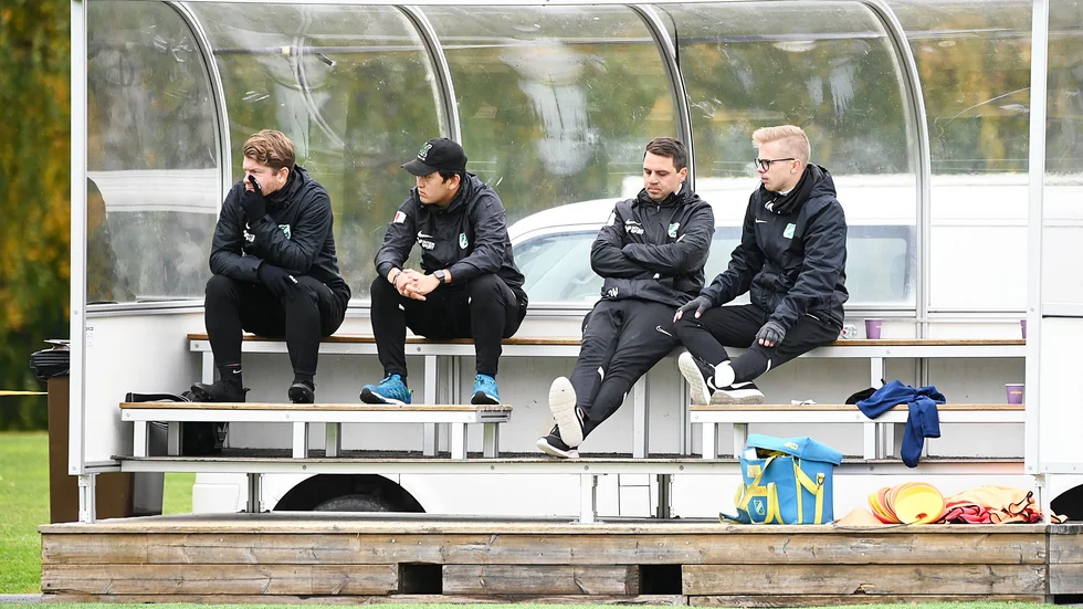 Dan Burlin (tv) tar över huvudansvaret i Morön efter Patrik Nilsson (tvåa från höger). Johan Holmqvist (tvåa från vänster) lämnar också laget medan Viktor Jonsson (th) blir kvar som assisterande. Här deppar kvartetten efter 0–2 mot Kalmar i lördagens viktiga sexpoängsmatch. 