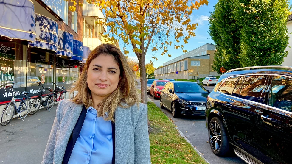 Partiledaren Nooshi Dadgostar (V) under ett besök i Oxelösund hösten 2021.