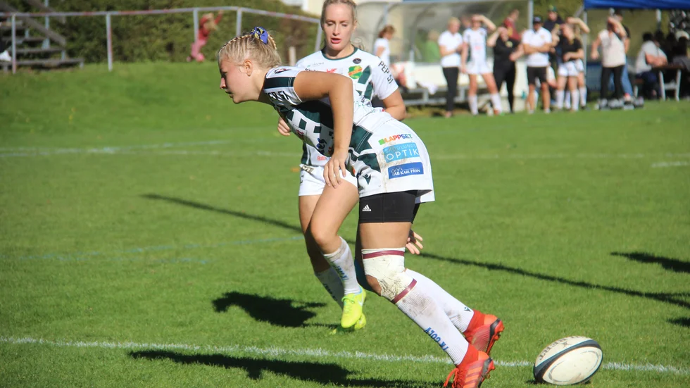 Tess Proos rann igenom med kraft och finess och tog ett stort ledaransvar på planen. Moa Larsson i bakgrunden svarade också ett försök mot Karlstad på lördagen.