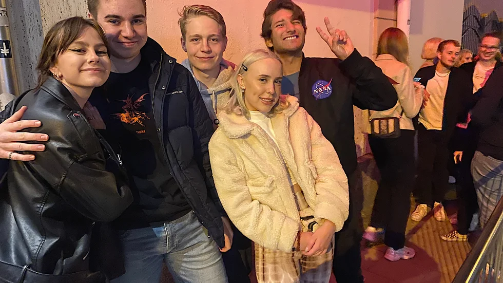 Elin Hammarin pluggar på GTV i Gamleby och har tagit med sig kompisarna Jesper Isner, Emil Magnusson, Jasmine Wilhelmsson och Kim Leksell från Nässjö för att festa den här kvällen.