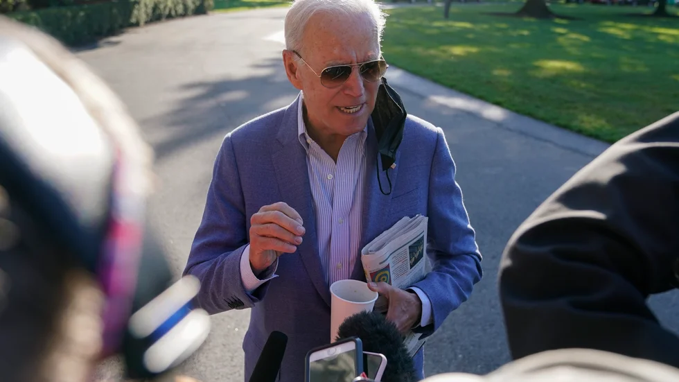 USA:s president Joe Biden svarar på frågor om det stora infrastrukturpaketet från journalister innan han reser till sin privatbostad i delstaten Delaware över helgen.