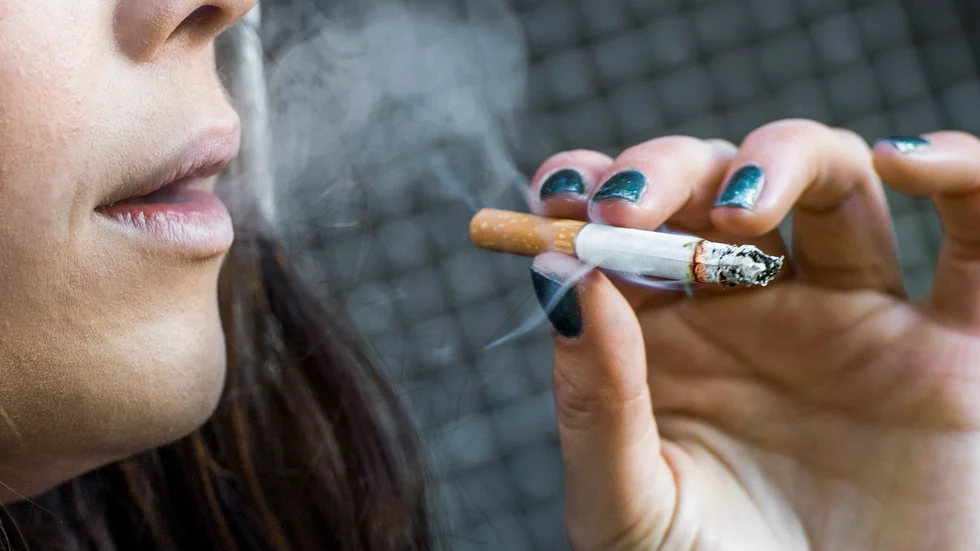 Rökte kvinnan i sängen, eller ramlade hon och tappade den brinnande cigaretten i sängen? Tingsrätten tror inte på en kvinna, i vars lägenhet det brann i fjol. 
 