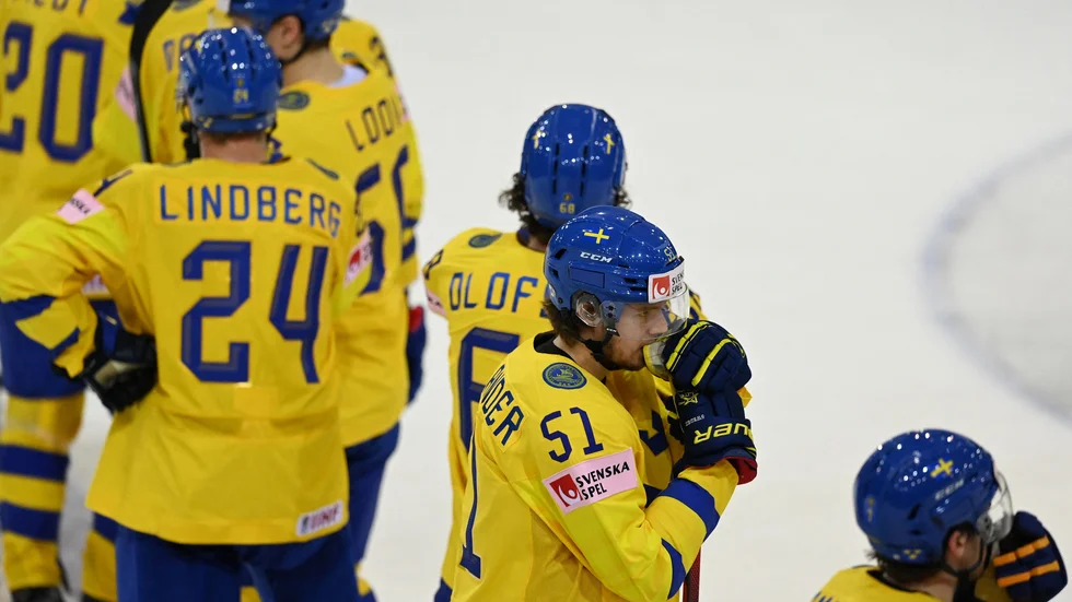 Deppigt efter förlusten mot Tjeckien. Nu måste Tre Kronor vinna sina tre återstående gruppspelsmatcher för att ha chansen att nå slutspel. I eftermiddag väntar Storbritannien.