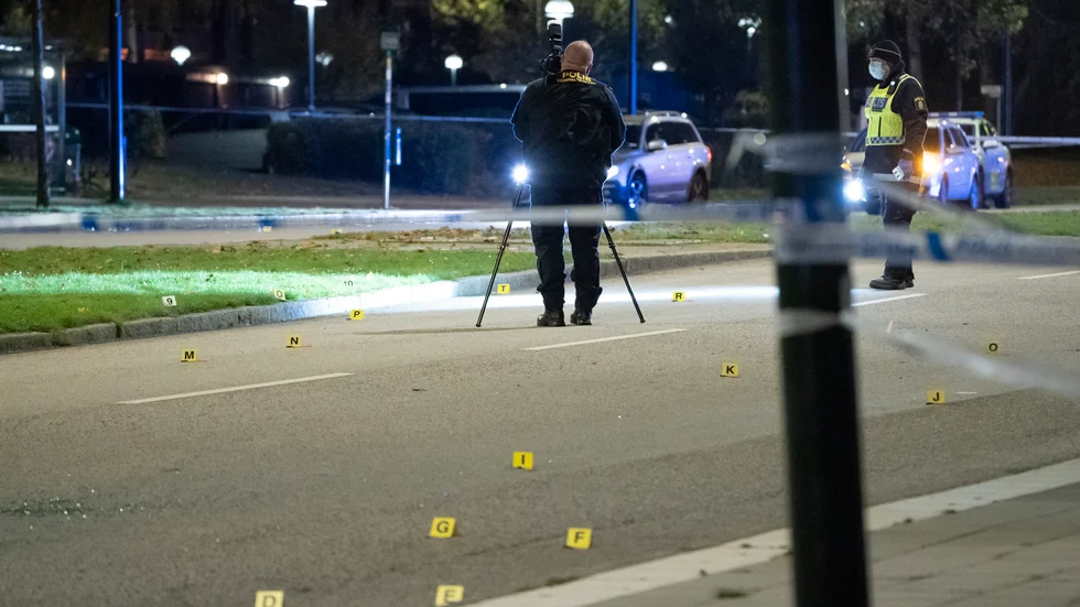 Polisens kriminaltekniker utreder en skjutning i Malmö där en 30-årig man dödades 2019. Arkivbild.