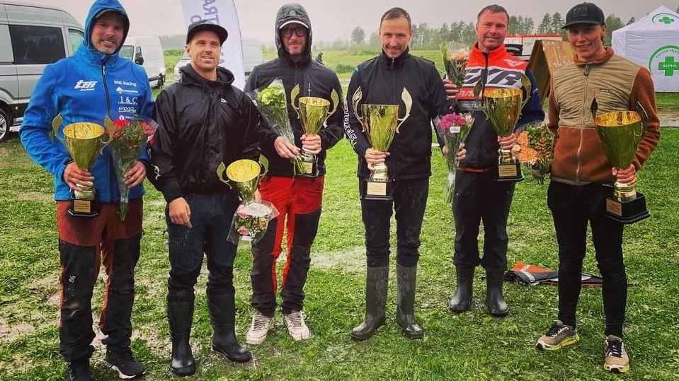 Prisutdelningen efter sextimmars. Jimmy Bysell är etta från vänster och Peter Bysell nummer tre.