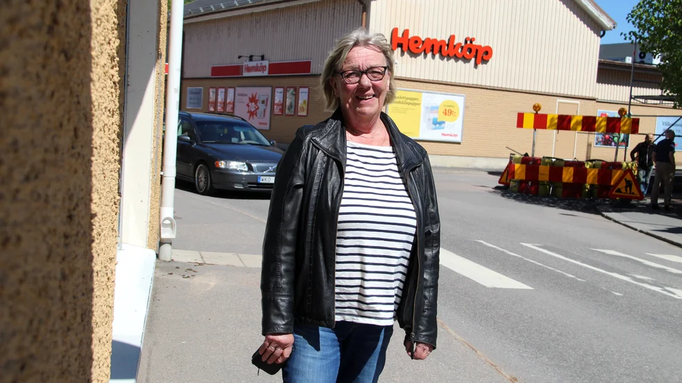 Inger Björk från Rimforsa är en av alla de Kindabor som fått sin första vaccinspruta. "Det ger en viss trygghet", säger hon.