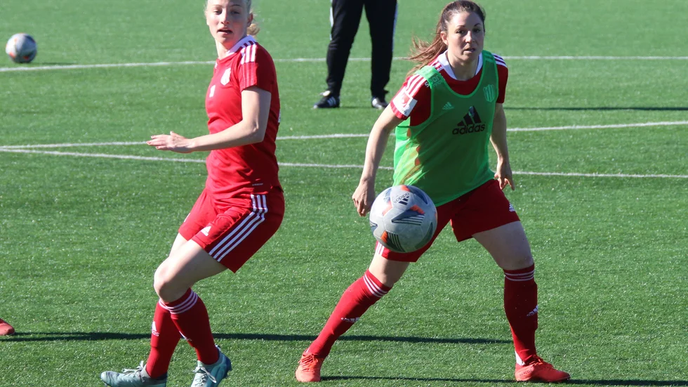Josefin Johansson (till höger) hoppas verkligen att det blir publik hemma från 20 juni mot Hammarby.