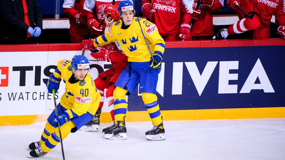 Andreas Wingerli med pucken i VM-premiären mot Danmark.