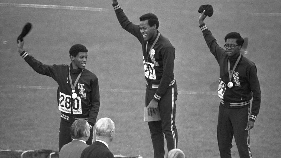 Lee Evans, mitten, tog guldet på 400 meter i Mexico City 1968 och satte dessutom världsrekord på distansen