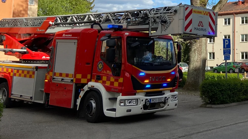 Flera brandbilar larmades till ett flerfamiljshus på Väster i Nyköping under torsdagseftermiddagen.