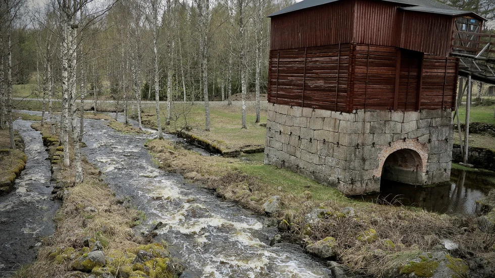 Vårfloden rusar fram vid masugnen i Rosfors.