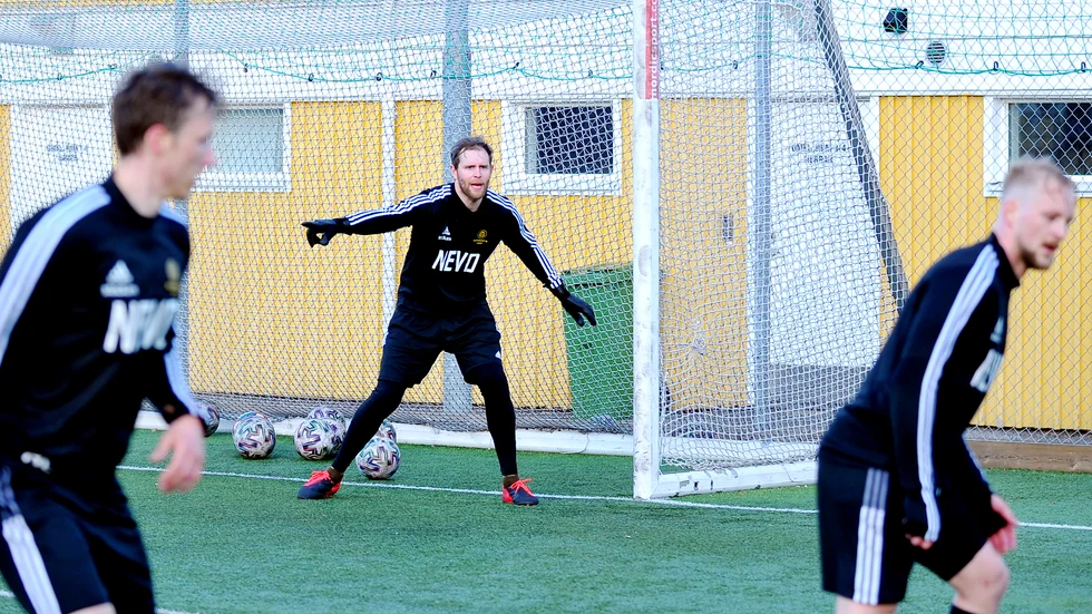 BC Luleås lagkapten Tim Kearney byter basket mot fotboll i sommar och har skrivit på för Notvikens IK i division 2.