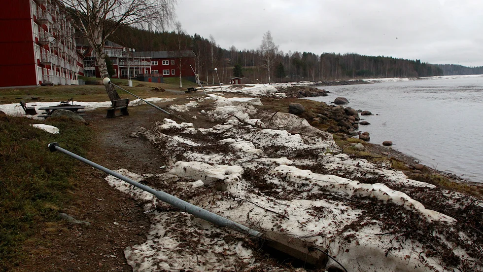 Våren 2021 var det tydligt vilka krafter som svallisen kom med. Lyktstolpar var uppdragna med fundamenten eller knäckta som tändstickor längs stranden.