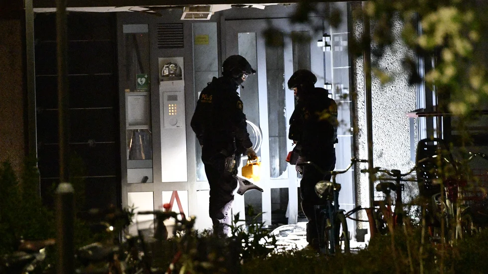 Polisens bombtekniker undersöker en flerfamiljsfastighet i bostadsområdet Lindeborg i Malmö där entréporten skadats efter en detonation.