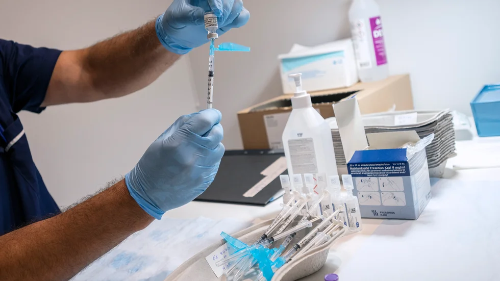 Ett uppdaterat vaccin ska ge ökat skydd mot den nu dominerande virusvarianten XBB och dess undervarianter. Arkivbild.