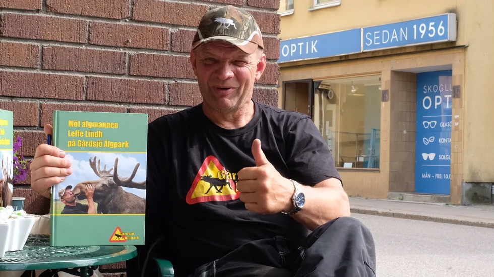"Älgmannen" Leif Lind, som driver Gårdsjö Älgpark, har just släppt en bok om sitt liv och älgparken. På onsdagen signerade han böcker inne i centrum.
