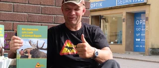 Älgmannen signerade nya boken i Enköping