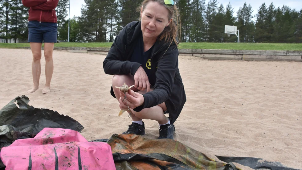  "Det är inte så bra att det ligger såna här i vattnet där man badar", säger dykledaren Gry Grönbech som visar upp ett av de fiskedrag som hittades.