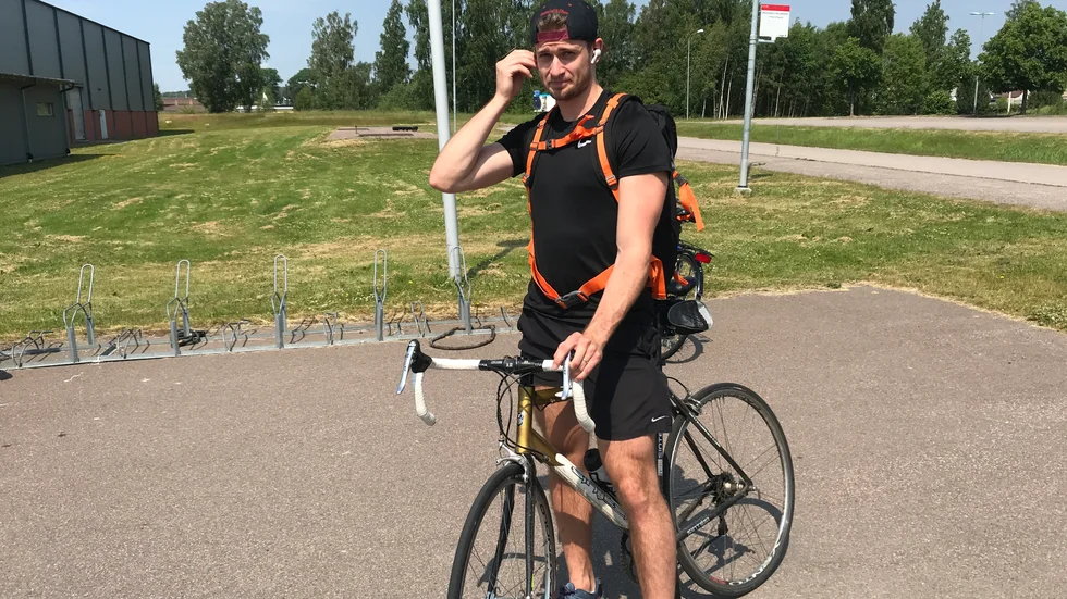 Elias Gillgren åker numera racercykel i stället för elsparkcykel. Har blivit en del träning ihop med arbetskamraterna på Impleo. Det var meningen att han skulle åkt Vätternrundan i fjol, om den körts i juni. I höst är han upptagen av försäsong i bandy. Men kanske åker han nästa år.