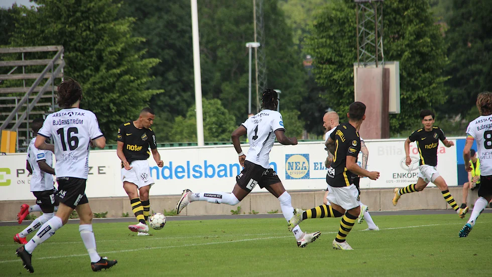Nabil Bahoui i AIK försöker hitta Nicolas Stefanelli, två av målskyttarna i träningsmatchen mellan AIK och Sirius på Enavallen.