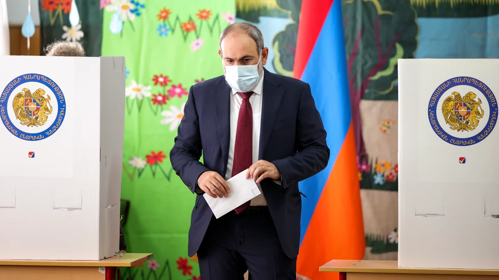 Armeniens premiärminister Nikol Pasjinjan lägger sin röst.