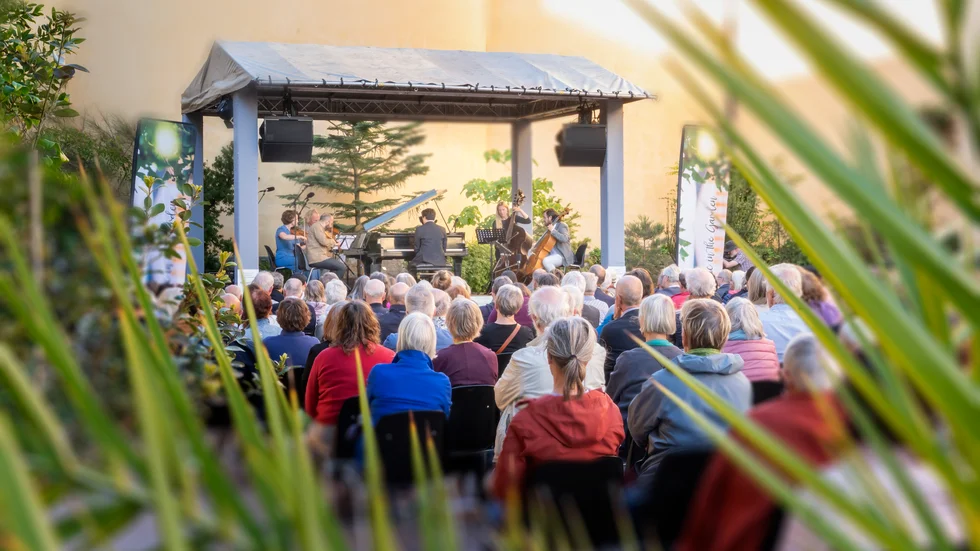 Fågelsång och grönska hör till inramningen för Music in the Garden, festivalen som invigdes på onsdagskvällen.