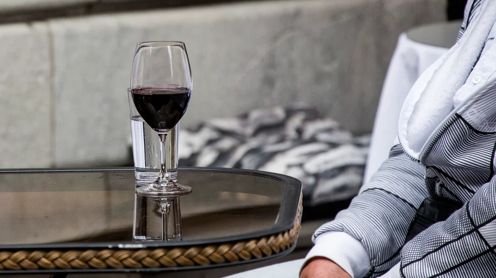 En kvinna i rullstol vägrades beställa vin, nu fälls restaurangen för diskriminering. Arkivbild.