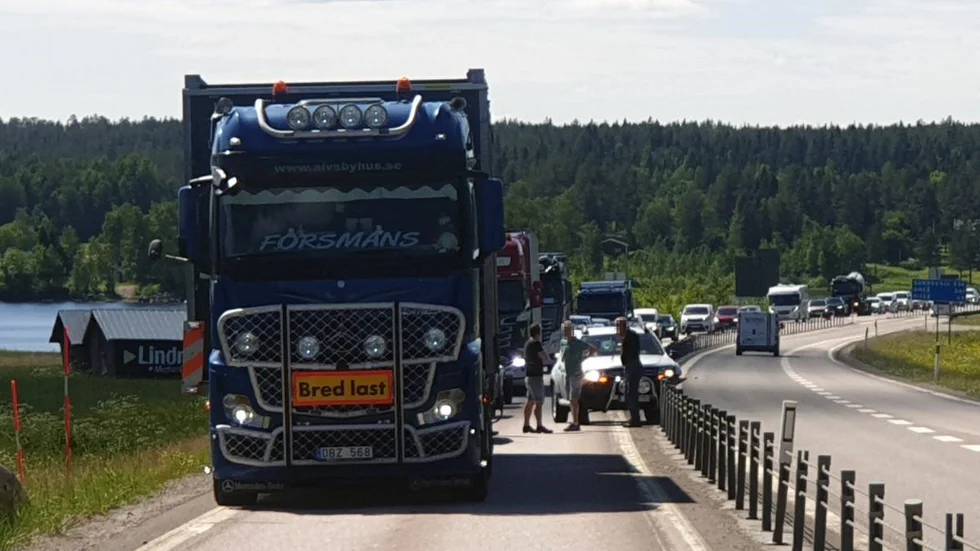 Bilföraren har klippt mitträcket strax norr om Gäddviksbron, men det gick att passera olycksplatsen.