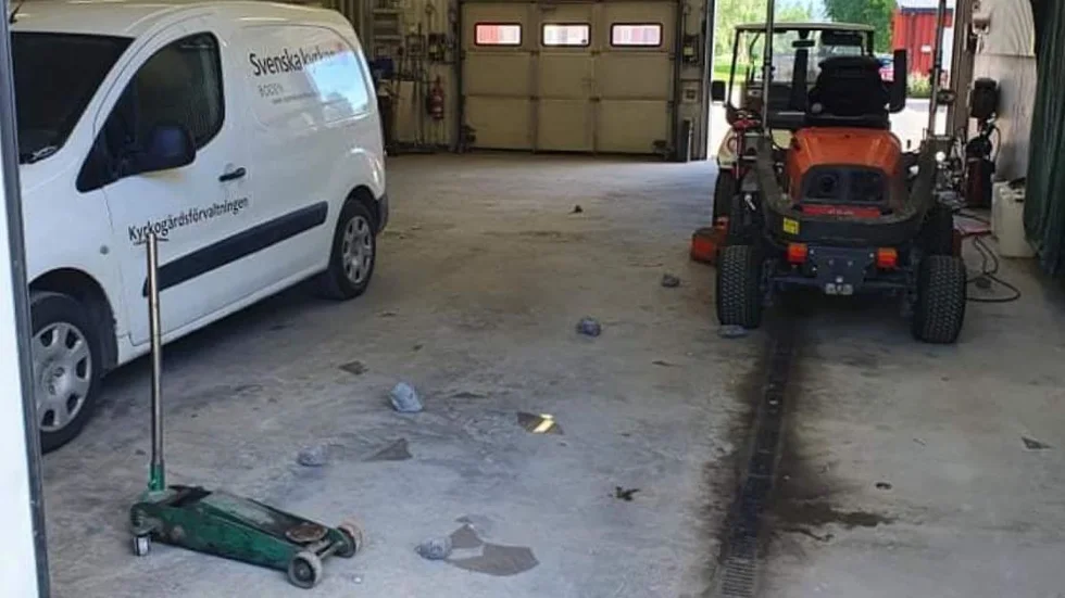 De stora stenarna som används för att kastats in genom garageportens fönster ligger kvar på golvet.
