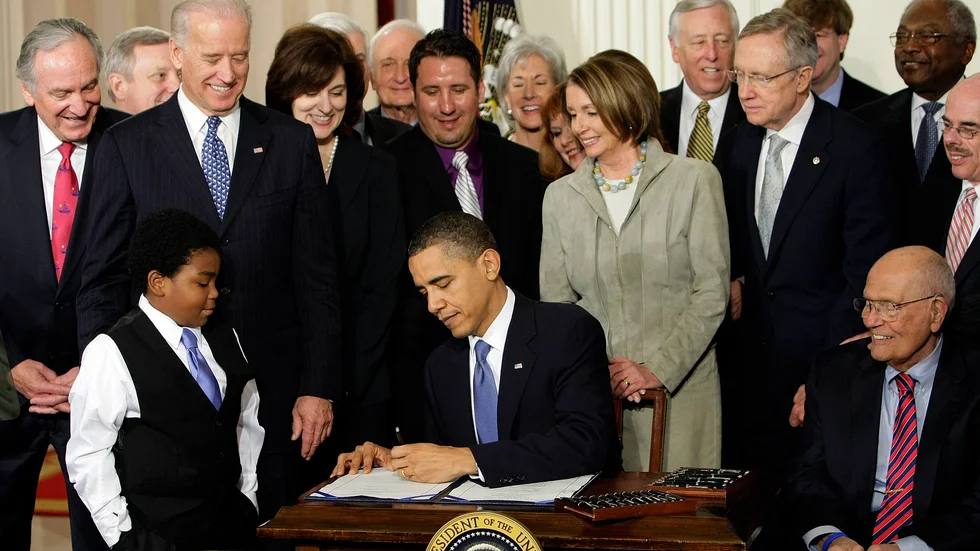 Dåvarande president Barack Obama skrev under "Obamacare" 2010, en av hans största politiska segrar. Arkivbild.