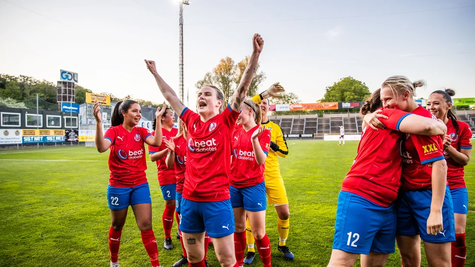 Sofia Nilsson firar en seger med Helsingborg. 