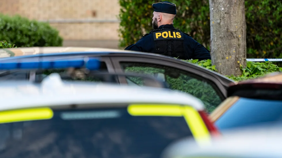 Polis och avspärrningar på i Malmö efter att en man utsatts för ett misstänkt mordförsök på tisdagskvällen.