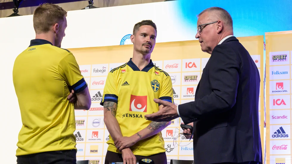 Mikael Lustig, mitten, i samtal med Sebastian Larsson, vänster, och förbundskapten Janne Andersson.